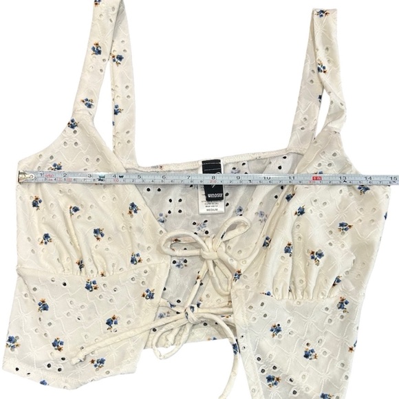 Windsor Women's White and Floral Front Lace Up Top Size Medium - Picture 11 of 11